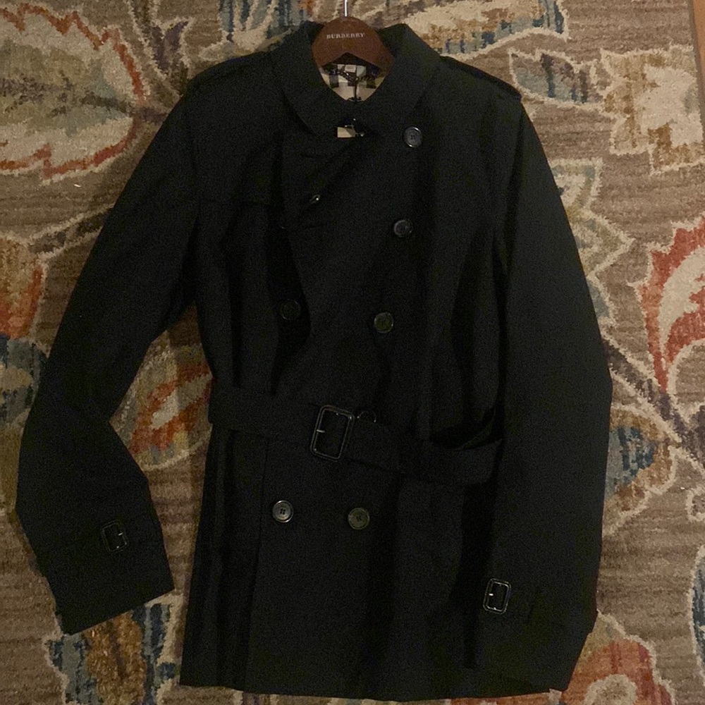 NWT BURBERRY SANDRINGHAM SHORT BLACK TRENCH COAT. SIZE 56